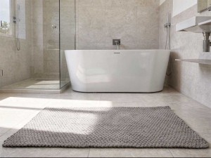 Dywanik łazienkowy jasny szary.