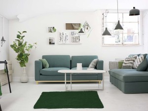 Dywan butelkowa zieleń w salonie.