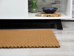 Musztardowy dywanik łazienkowy.