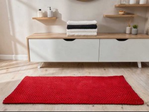 Dywanik łazienkowy czerwony.