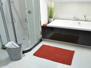 Dywanik łazienkowy czerwony.