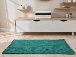 Szmaragdowy dywanik łazienkowy.