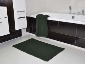 Butelkowy dywanik łazienkowy.