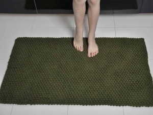 Bawełniany dywanik łazienkowy. Kolor ciemna oliwka.