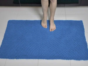 Dywanik łazienkowy niebieski.