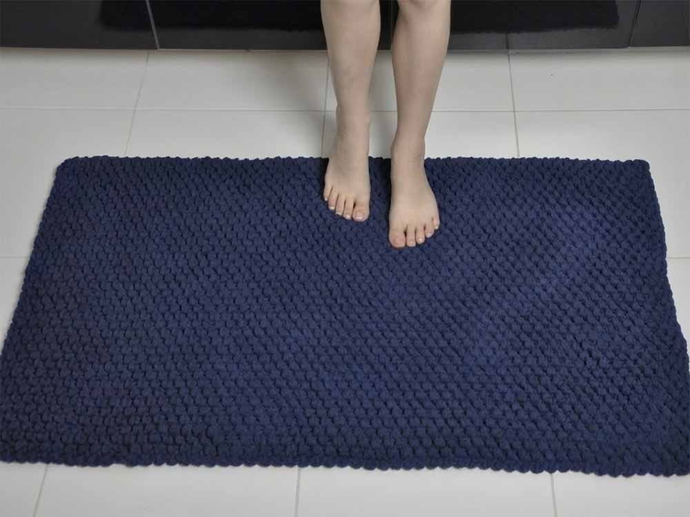 Dywanik łazienkowy granatowy.