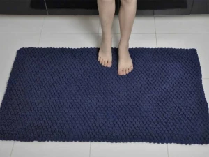 Dywanik łazienkowy granatowy.