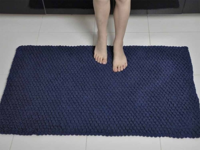 Granatowy dywanik łazienkowy 