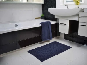 Dywanik łazienkowy granatowy.