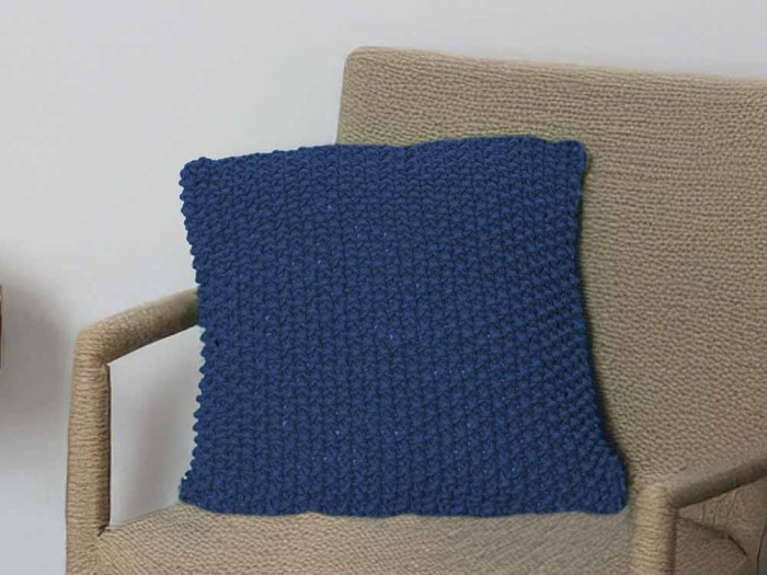 Niebieska poduszka dekoracyjna. Wybór odcieni i rozmiarów