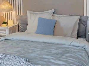 Błękitna poduszka dekoracyjna.