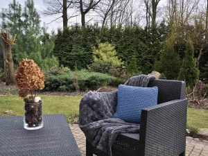 Niebieska poduszka dekoracyjna.