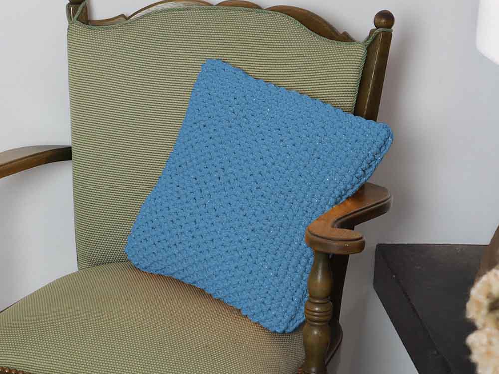 Turkusowa poduszka dekoracyjna.