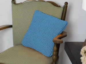 Turkusowa poduszka dekoracyjna.