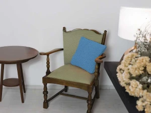 Turkusowa poduszka dekoracyjna.