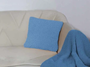 Turkusowa poduszka dekoracyjna.