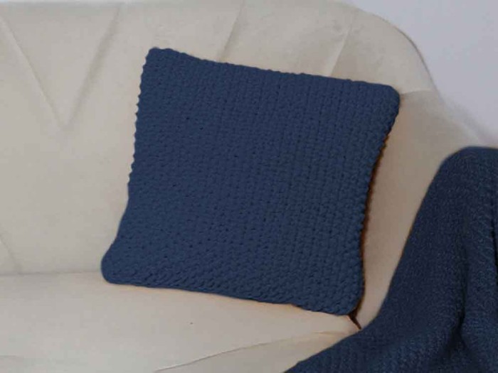 Granatowa poduszka dekoracyjna. Wybór rozmiarów