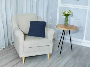 Granatowa poduszka dekoracyjna.