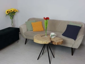 Granatowa poduszka dekoracyjna.