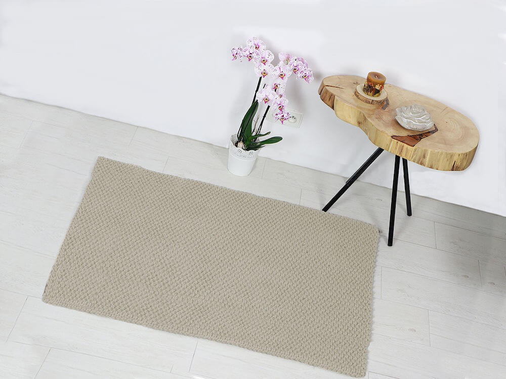 Bawełniany dywanik łazienkowy w kolorze ecru.