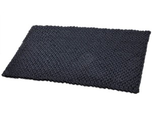 Czarny, bawełniany dywanik łazienkowy.