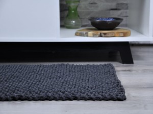 Grafitowy, bawełniany dywanik łazienkowy.