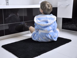 Czarny, bawełniany dywanik łazienkowy.