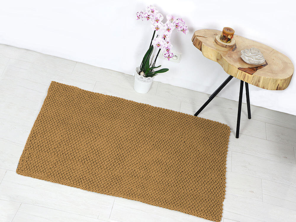 Musztardowy, bawełniany dywanik łazienkowy.