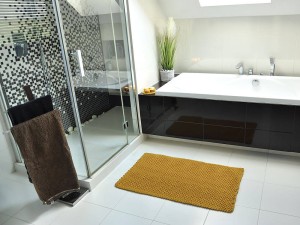 Musztardowy dywanik łazienkowy.