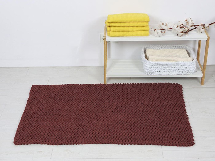 Bordowy dywanik łazienkowy