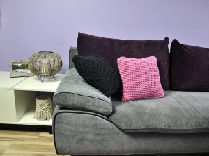 Różowa, bawełniana poduszka dekoracyjna.