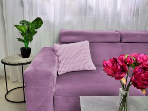 Pudrowo różowa, bawełniana poduszka dekoracyjna.