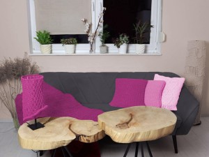 Bawełniana poduszka dekoracyjna w kolorze fuksji.