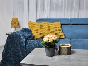 Żółta bawełniana poduszka dekoracyjna.