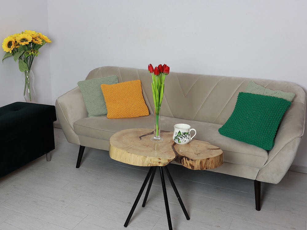 Zielona bawełniana poduszka dekoracyjna.