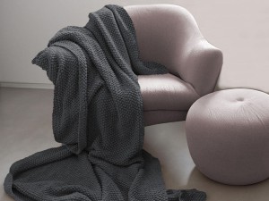 Pled z alpaki, kolor ciemny szary.