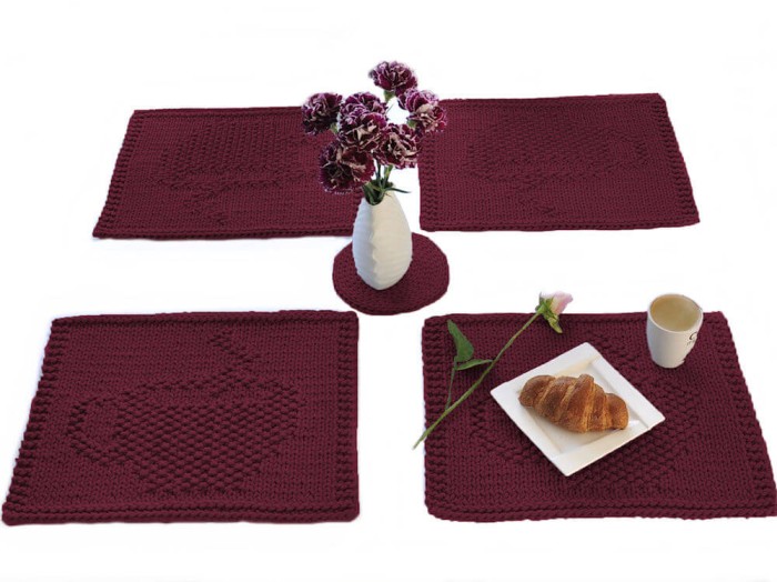Bordowe podkładki na stół
