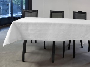 Lniany biały obrus.