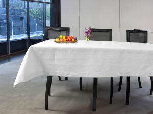 Lniany biały obrus.