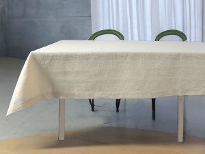 Lniany jasno beżowy obrus.