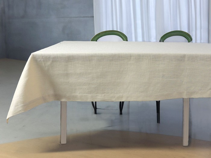 Lniany, naturalny obrus w kolorze jasnego beżu