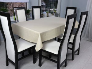 Lniany jasno beżowy obrus.