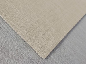 Lniany jasno beżowy obrus.
