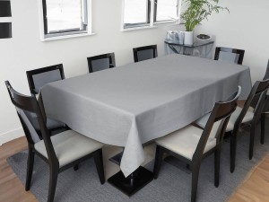 Lniany jasno szary obrus.