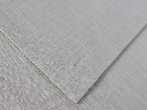 Lniany jasno szary obrus.