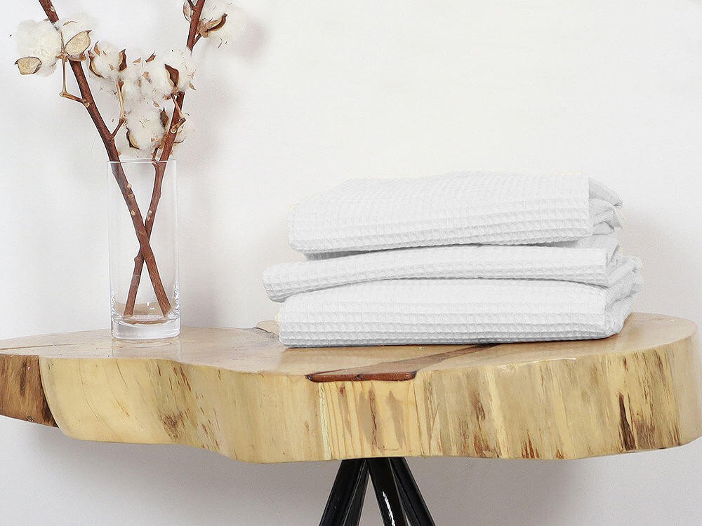 Biały, bawełniany ręcznik waflowy.