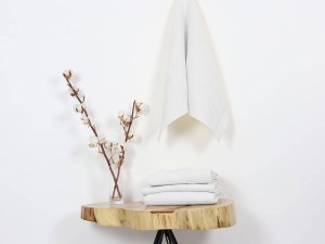 Biały, bawełniany ręcznik waflowy.