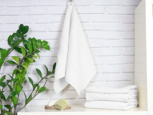 Biały, bawełniany ręcznik waflowy.