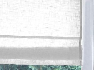 Białe, lniane rolety rzymskie.