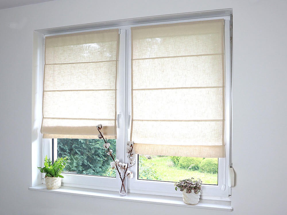 Lniana beżowa roleta rzymska.